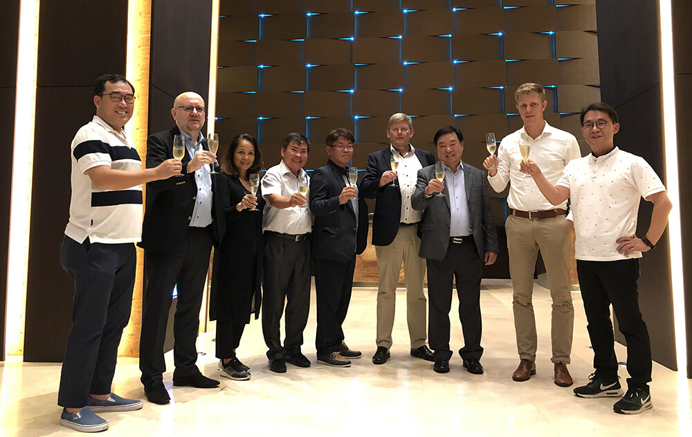Team “Dongwha” with Project Director Dongman Shin (third from right). Second from the right: Marc Müller, Area Sales Director Wood Division Siempelkamp, fourth from the right: Jörg Melin, Sales Manager Büttner Energie- und Trocknungstechnik GmbH.